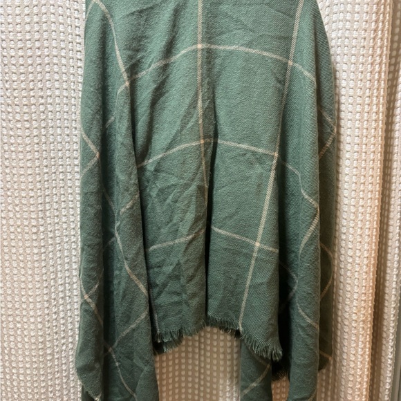 Green Plaid Women's Cape - Picture 3 of 3